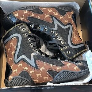 VENUM ELITE EVO MONOGRAM BOXING SHOES – BLACK/BROWN